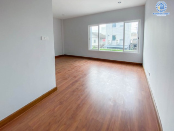 *****ทาวน์เฮ้าส์มือสองย่านนนทบุรี ม. ดิเอ็กคลูซีฟ รัชดา-วงส์สว่าง บ้านสวยพร้อมเข้าอยู่ บนเนื้อที่กว่า 24.40 ตร.ว.  พื้นที่ใช้สอยกว้างถึง 200 ตร.ม. 3 ห้องนอน 2 ห้องน้ำ 2 ที่จอดรถ บนทำเลโซนเมือง เดินทางสะดวกใกล้ร้านอาหาร เชื่อมต่อถนน วงศ์สว่าง, ติวานนท์, รัตนาธิเบศร์ ใกล้รถไฟฟ้าสายสีม่วงสถานี "แยกติวานนท์"